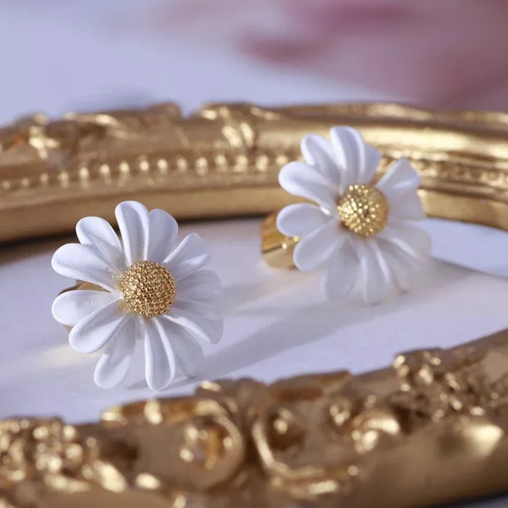 🌼 kate spade Daisy Stud Earrings - Picture 2 of 7